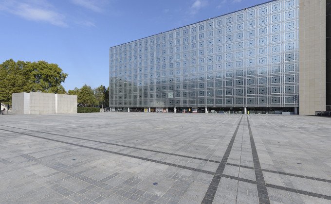 Le parvis de l'IMA