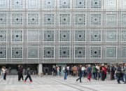 Visiteurs en nombre sur le parvis de l'IMA