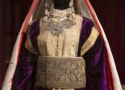Tenue de mariée de Rabat en coiffe de cérémonie “Touqida”. 6e jour de noces “youm el-hzam” Rabat, 19e-20e siècle