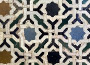 Gros plan sur un mur orné de zellige, Alhambra, Grenade (Espagne)