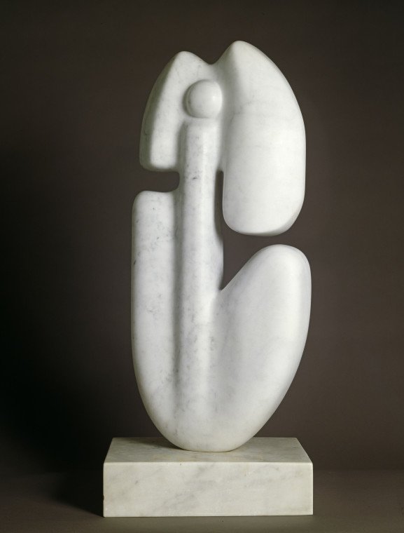 “Femme-oiseau", sculpture en marbre blanc de Mona Saudi