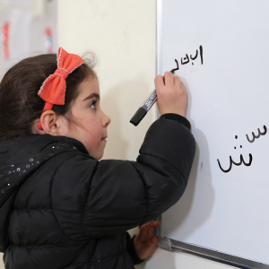 Marwa Quttan, 6 ans, apprend à écrire en arabe. © Marit Hverven-Norad-Flickr