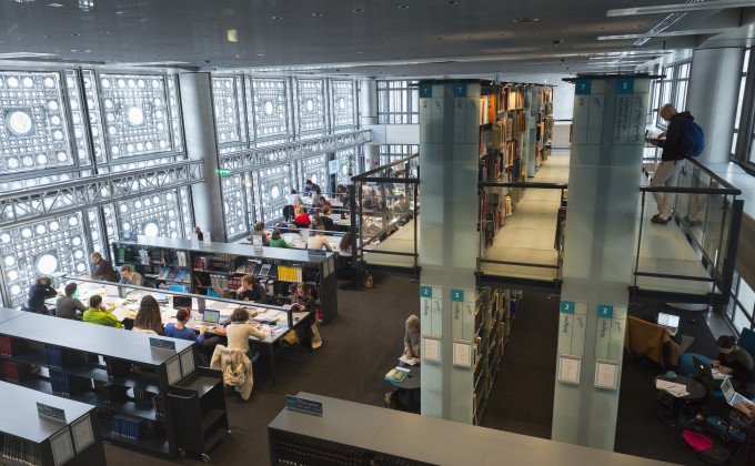 Le 5e étage de la bibliothèque de l'IMA et sa mezzanine