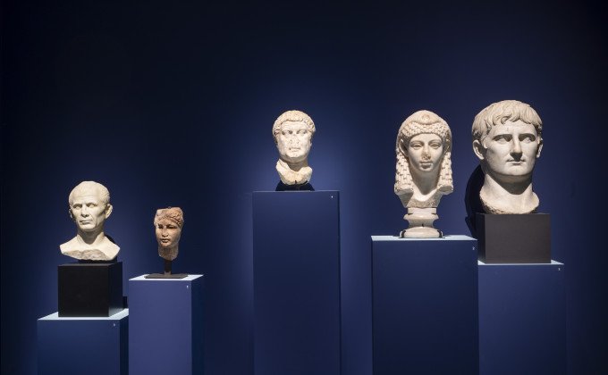 Vue de l'exposition Le Mystère Cléopâtre. A l'extrême-gauche, le buste de César 