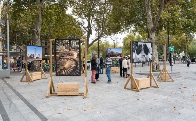 Exposition Mohammad Alfaraj sur l'esplanade de l'IMA