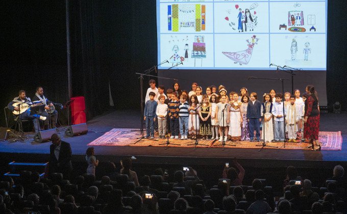 Jeune apprenants sur scène