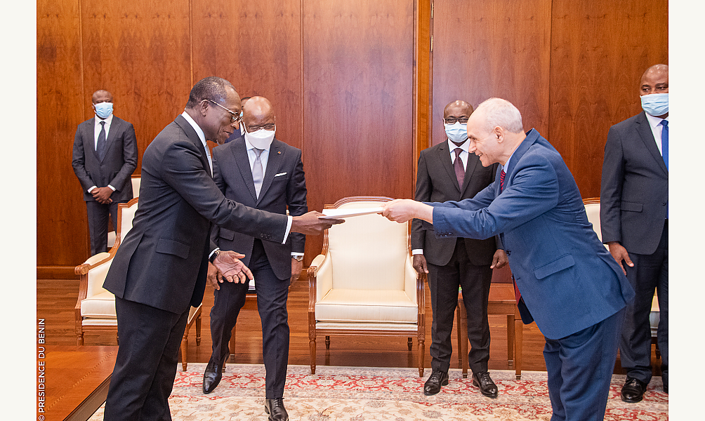 L'ambassadeur d'Algérie Hocine Latli et le président du Bénin Patrice Talon, 20/02/2022 © Flickr