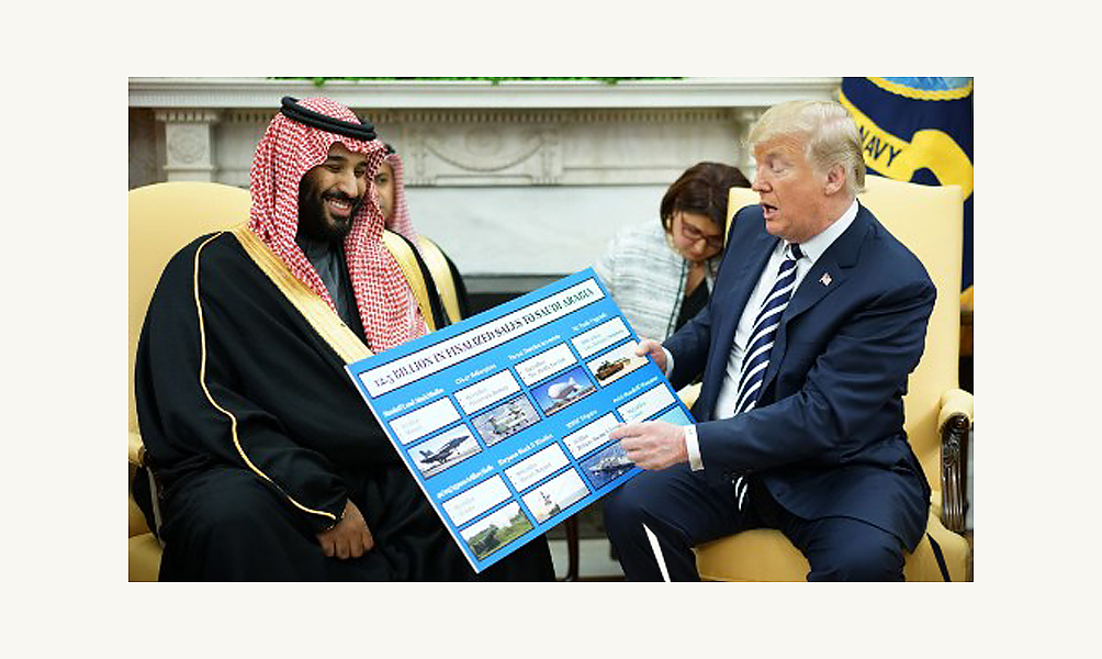 20 mars 2018 – Taez, Yémen – Le président américain Donald Trump regarde un tableau de ventes de la défense avec le Prince héritier d’Arabie Saoudite Mohammed bin Salman dans le bureau oval de la Maison blanche à Washington DC. © MANDEL NGAN / AFP