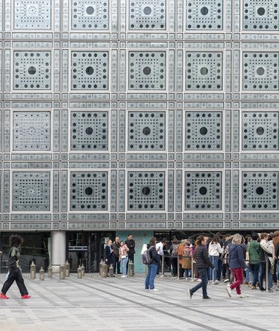 Visiteurs en nombre sur le parvis de l'IMA