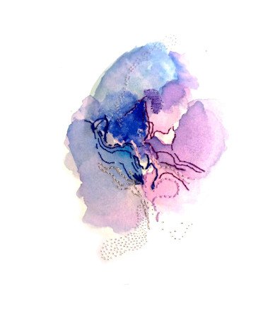 Des lavis de peinture roses et bleus forment une tache, brodée de perles
