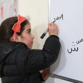 Marwa Quttan, 6 ans, apprend à écrire en arabe. © Marit Hverven-Norad-Flickr