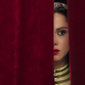 Oum behind the curtain close up, Yasmin Raeis ©Razor Film 