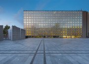 Façade Sud de l'IMA illuminée Soleil couchant