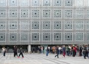 Visiteurs en nombre sur le parvis de l'IMA