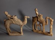 Deux figurines de dromadaires et d'un chamelier