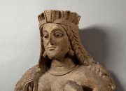 Buste de femme étirant sur sa poitrine l'une de ses tresses et tenant un oiseau. Syrie, vers 730