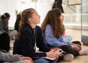 Jeunes suivant une visite dans le musée de l'IMA