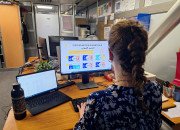 Adulte qui découvre les exercices Moodle de l'IMA