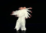 AragoRn Boulanger danse habillé en blanc sur fond noir, le corps du danseur est en mouvement