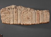 Corniche d'un temple aux cartouches de Cléopâtre VII et de Césarion