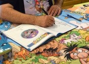 Philippe Larbier dessinant en dédicace