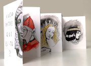 Exemple de réalisation durant l'atelier. Leporello représentant 3 Cléopâtre inspirées des œuvres de l'exposition derrière la première de couverture "Qui es-tu Cléopâtre"