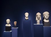 Vue de l'exposition Le Mystère Cléopâtre. A l'extrême-gauche, le buste de César 