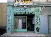Vitrine d'une boutique de robes de mariées, Egypte, Oasis de Kharga, 2001