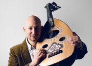 Portrait du oudiste Qaïs Saadi avec un oud