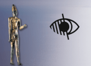 Statuette votive de Byblos sur fond bleu à côté du pictogramme "Déficiences visuelles"