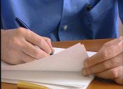 Mahmoud Darwich écrivant sur une feuille, tiré du documentaire "Mahmoud Darwich: et la terre comme la langue" de Simone Bitton