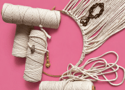 Macramé et bobines sur fond rose