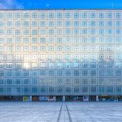 La façade Sud de l'IMA (recadrage sur le bâtiment)